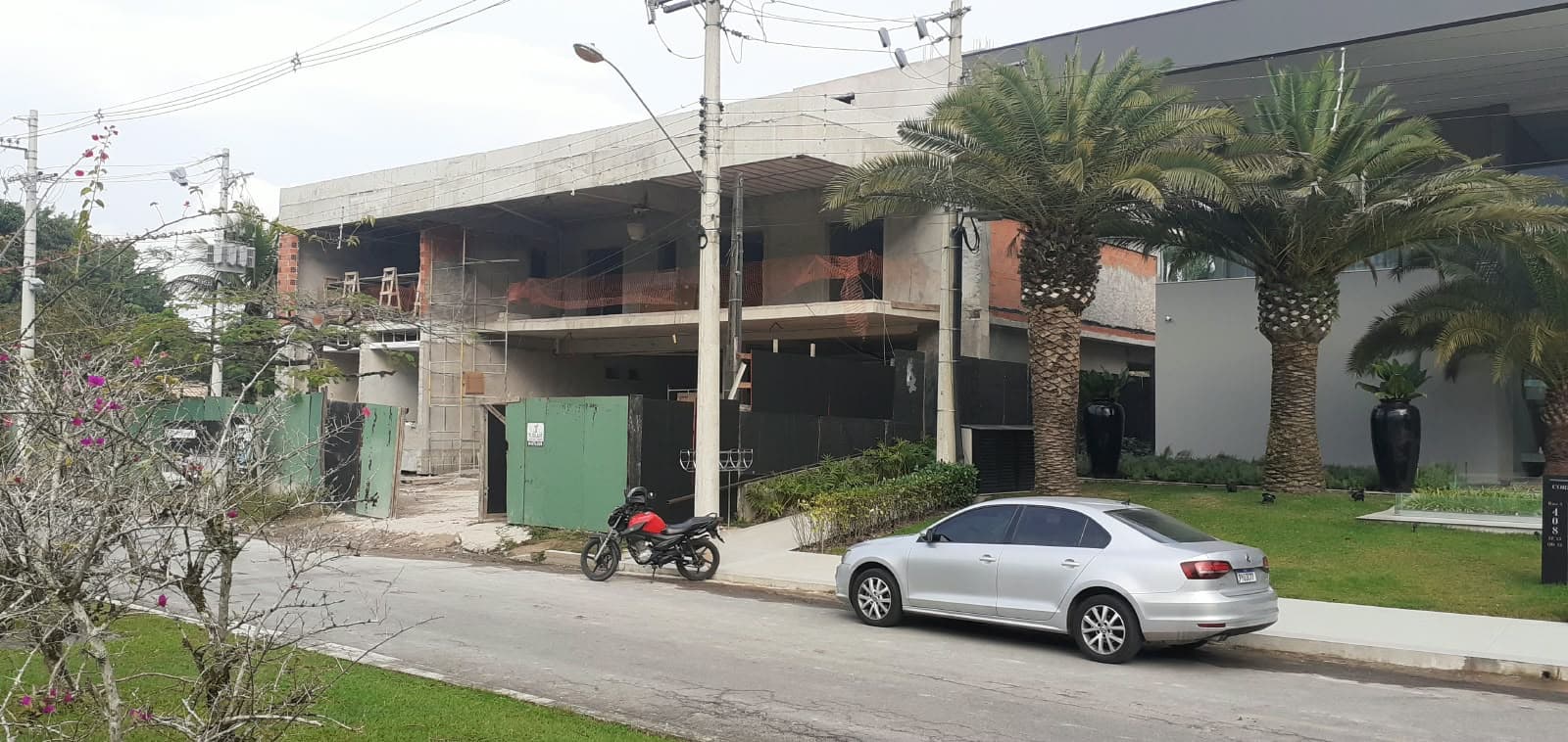 Residência de 800 m² em obra, com a estrutura de concreto aparente concluída